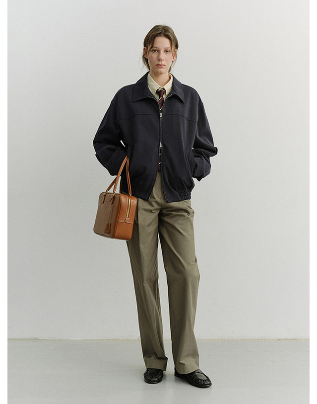 던스트 PLEATED CHINO SLACKS KHAKI_UDPA6A203K2 카키 착용컷