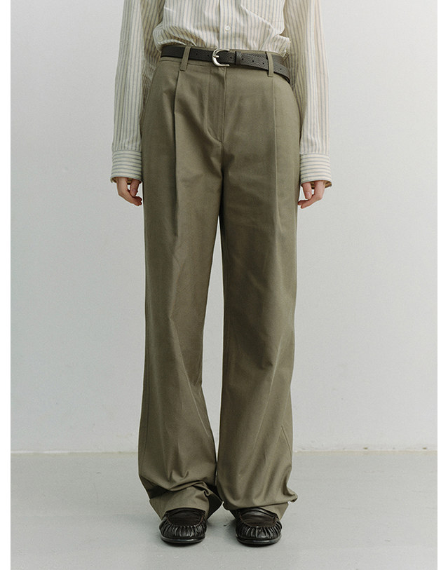 던스트 PLEATED CHINO SLACKS KHAKI_UDPA6A203K2 카키 착용컷