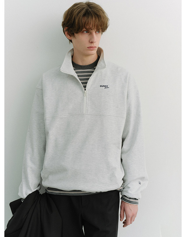 던스트 UNISEX RELAXED HALF ZIP-UP SWEATSHIRT LIGHT MELANGE GREY_UDTS6A102G1 그레이 착용컷
