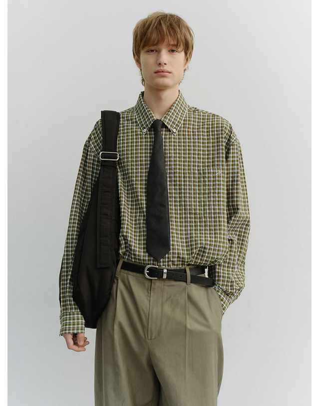 던스트 UNISEX OVERSIZED BD CHECKED SHIRT KHAKI GREEN CHECK_UDSH6A115E2 그린 착용컷