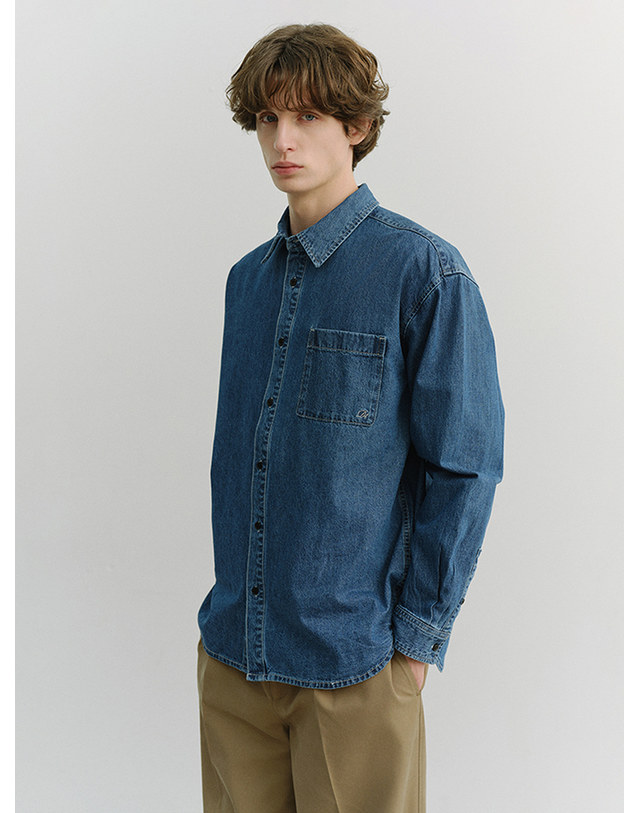 던스트 UNISEX OVERSIZED DENIM SHIRT CLASSIC BLUE_UDSH6A102B2 블루 착용컷