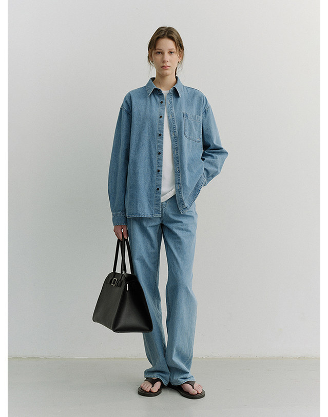 던스트 UNISEX OVERSIZED DENIM SHIRT LIGHT BLUE_UDSH6A102B1 블루 착용컷