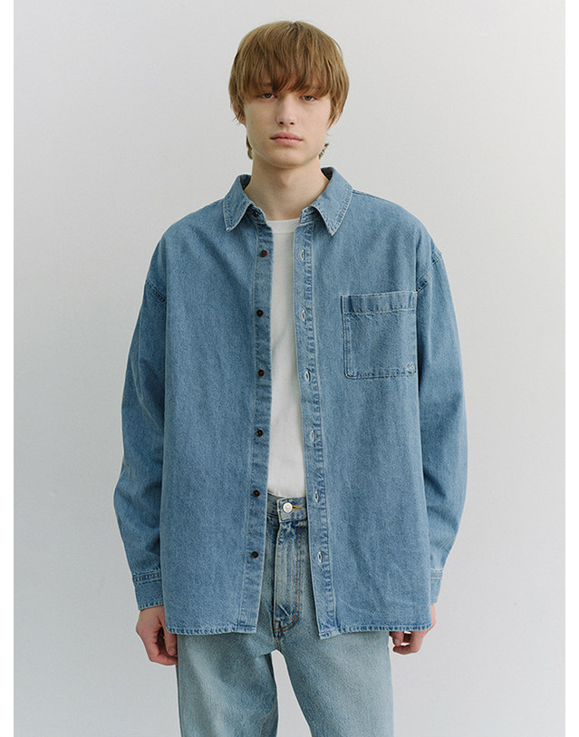 던스트 UNISEX OVERSIZED DENIM SHIRT LIGHT BLUE_UDSH6A102B1 블루 착용컷