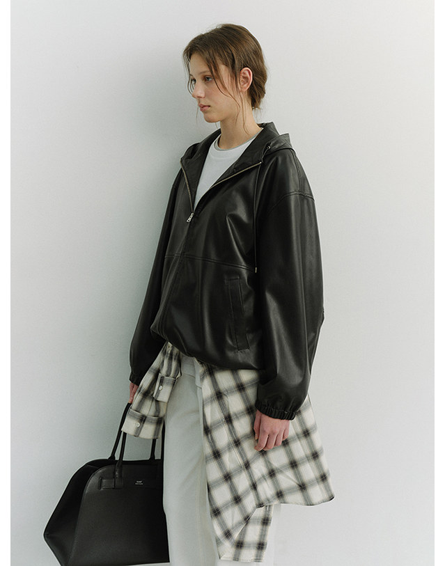 던스트 UNISEX ALTER-LEATHER WINDBREAKER BLACK_UDJU6A101BK 블랙 착용컷