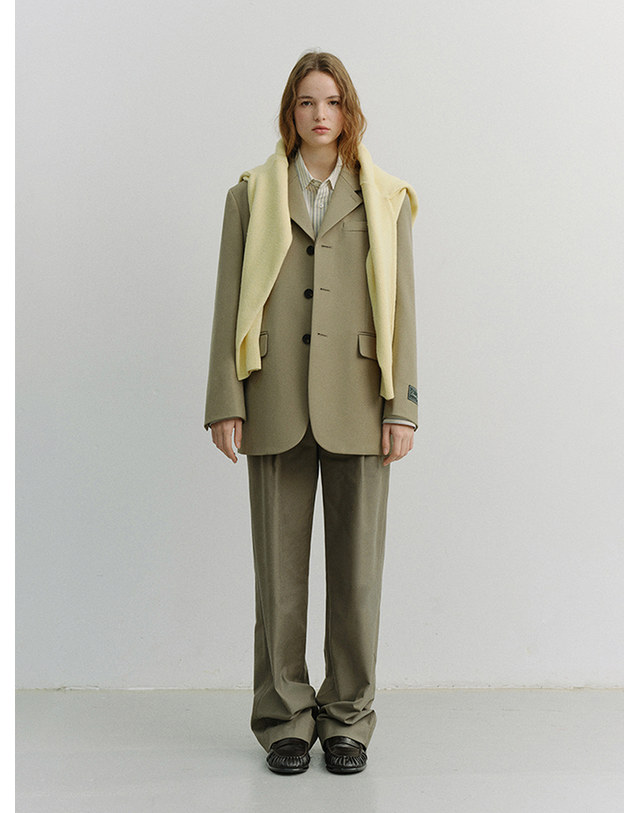 던스트 UNISEX 3 BUTTON WOOL BLAZER KHAKI BEIGE_UDJA6A103I3 멀티컬러 착용컷