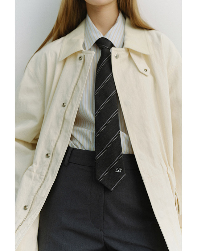 던스트 STRIPED TIE CHARCOAL GREY_UDNE6E101CG 그레이 착용컷