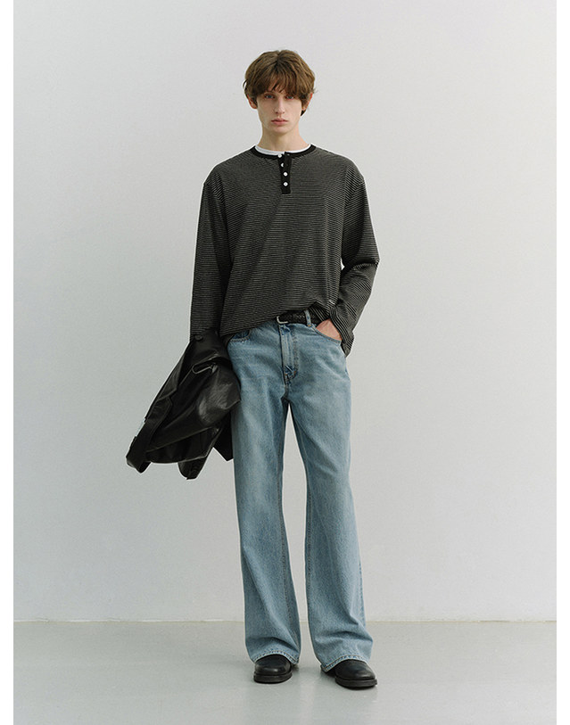 던스트 UNISEX HENLEY-NECK T-SHIRT BLACK STRIPE_M_UDTS6A109G3 그레이 착용컷