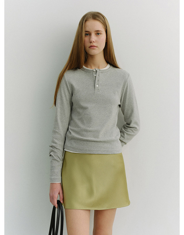 던스트 UNISEX HENLEY-NECK T-SHIRT GREY STRIPE_M_UDTS6A109G1 그레이 착용컷