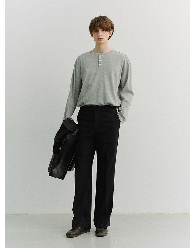 던스트 UNISEX HENLEY-NECK T-SHIRT MELANGE GREY_M_UDTS6A109G2 그레이 착용컷