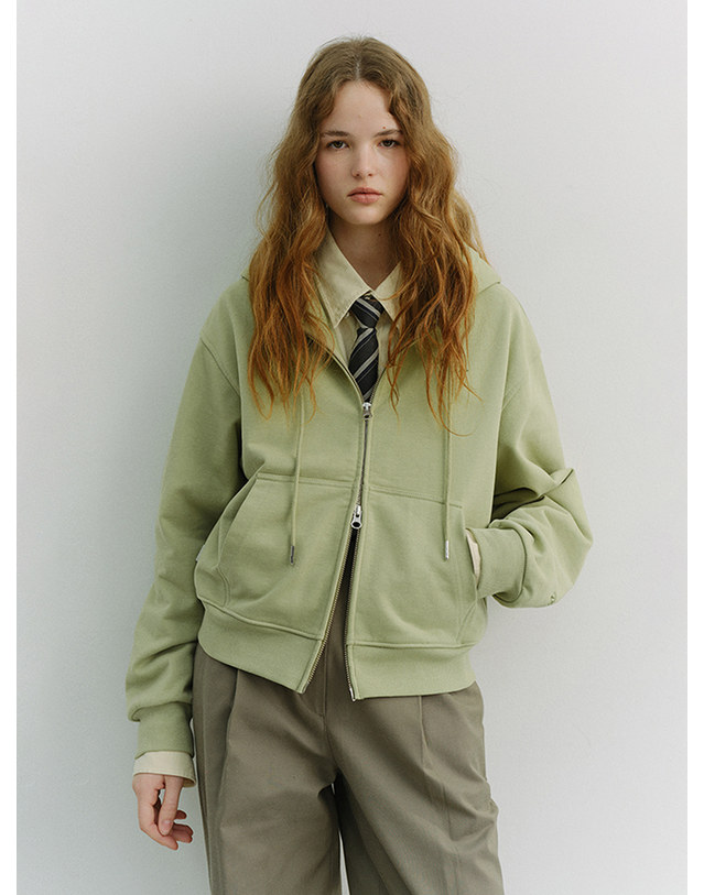 던스트 UNISEX CROPPED ZIP-UP HOODIE OLIVE_M_UDTS6A101K1 그린 착용컷