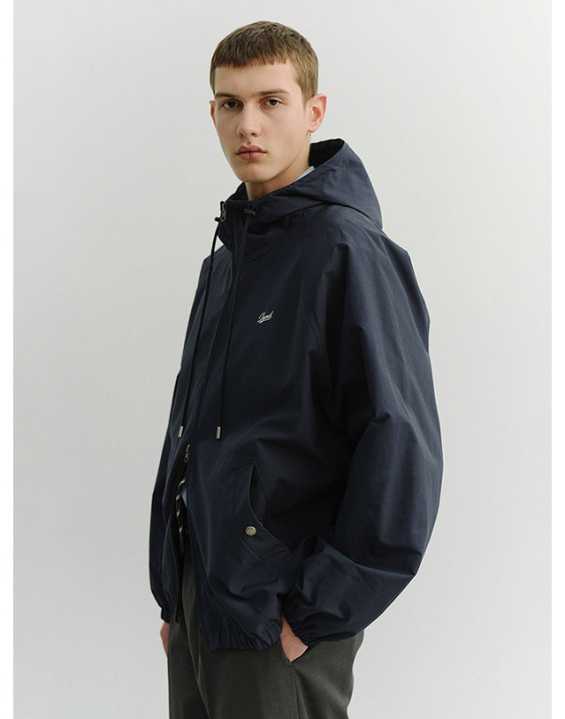 던스트 UNISEX LOGO WINDBREAKER NAVY_M_UDJU6A113N2 네이비 착용컷