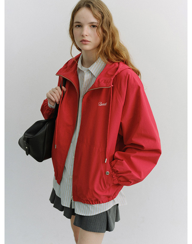 던스트 UNISEX LOGO WINDBREAKER RED_M_UDJU6A113R2 레드 착용컷
