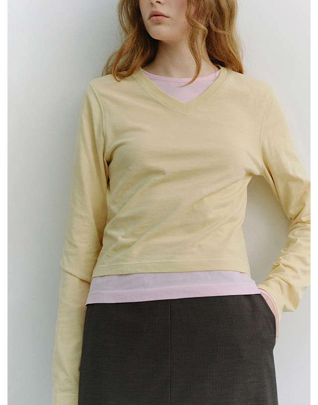 던스트 ESSENTIAL PETIT V-NECK T-SHIRT BUTTER_UDTS6A201Y1 노랑 착용컷