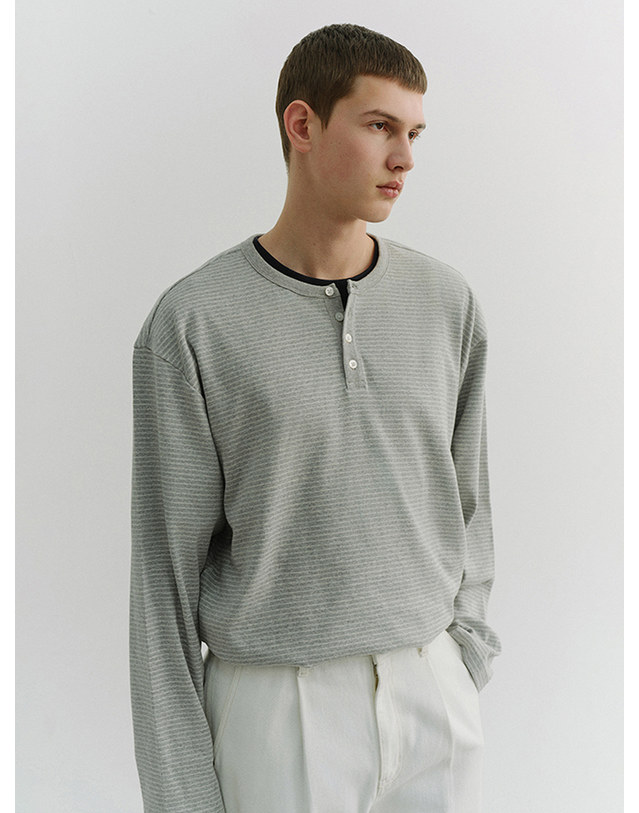 던스트 UNISEX HENLEY-NECK T-SHIRT GREY STRIPE_UDTS6A109G1 그레이 착용컷