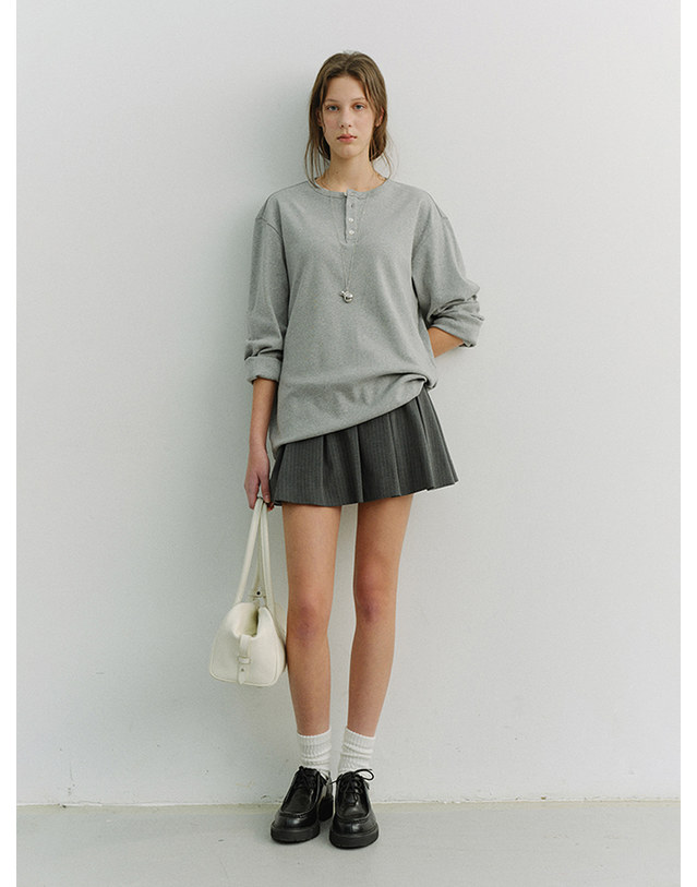 던스트 UNISEX HENLEY-NECK T-SHIRT MELANGE GREY_UDTS6A109G2 그레이 착용컷