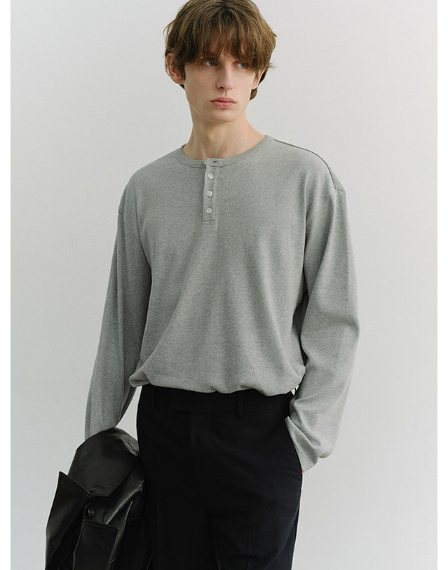 던스트 UNISEX HENLEY-NECK T-SHIRT MELANGE GREY_UDTS6A109G2 그레이 착용컷