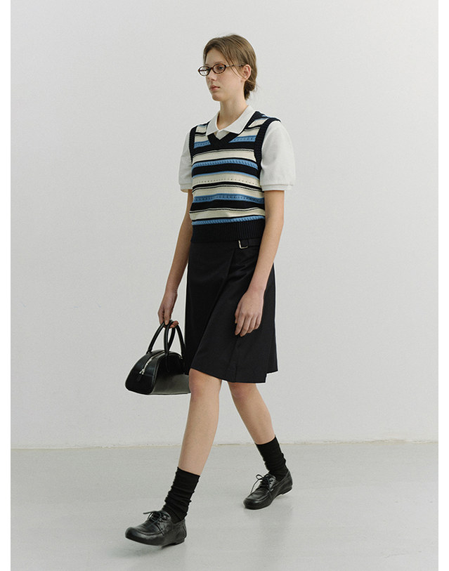 던스트 UNISEX CRAFTED STRIPED KNIT VEST NAVY CREAM_UDSW6B123N2 네이비 착용컷