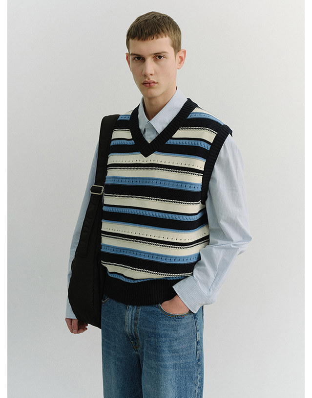 던스트 UNISEX CRAFTED STRIPED KNIT VEST NAVY CREAM_UDSW6B123N2 네이비 착용컷