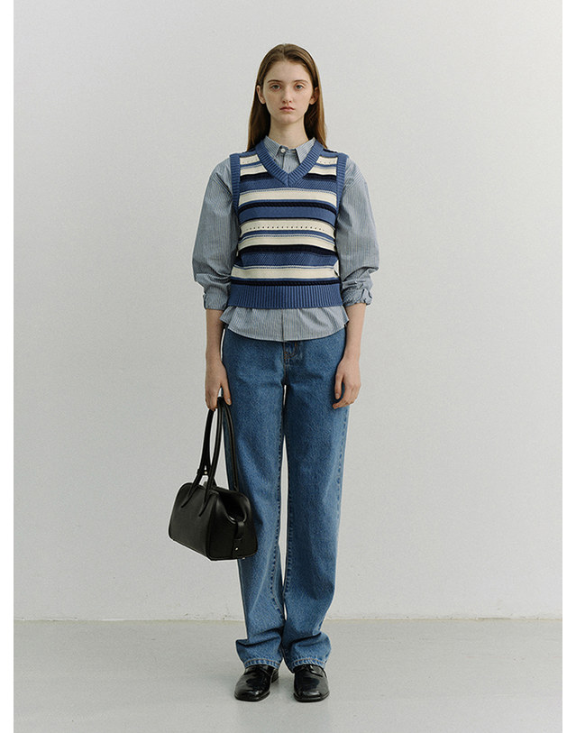 던스트 UNISEX CRAFTED STRIPED KNIT VEST BLUE CREAM_UDSW6B123B2 블루 착용컷