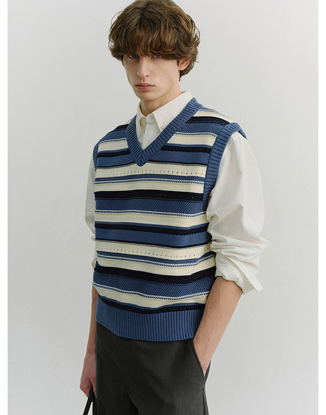 던스트 UNISEX CRAFTED STRIPED KNIT VEST BLUE CREAM_UDSW6B123B2 블루 착용컷
