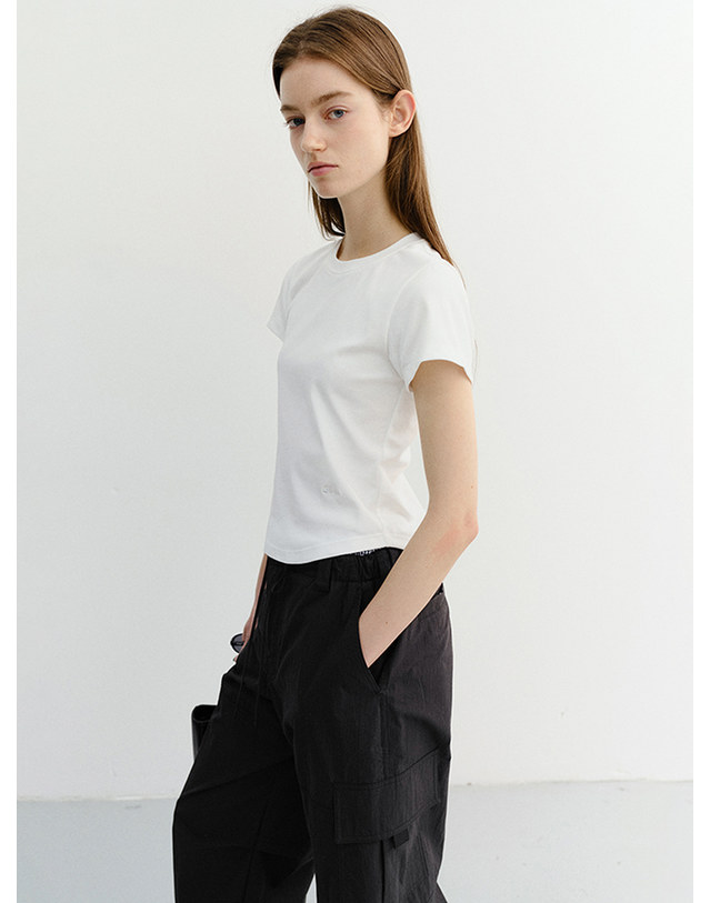 던스트 CURVED HEM SLIM TOP WHITE_UDTS6B225WT 흰색 착용컷