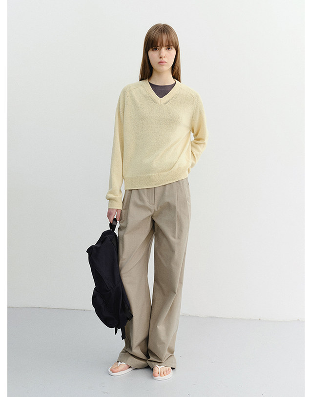 던스트 UNISEX V-NECK SWEATER BUTTER_UDSW6B124Y1 노랑 착용컷