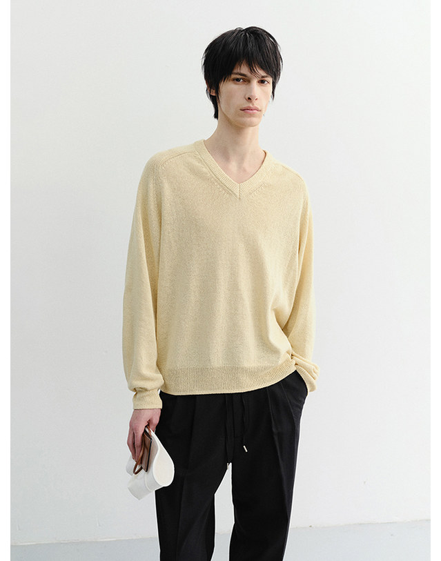 던스트 UNISEX V-NECK SWEATER BUTTER_UDSW6B124Y1 노랑 착용컷