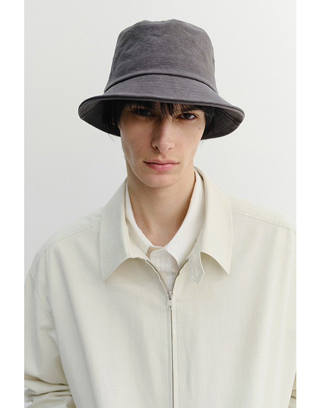 던스트 ADVENTURE BUCKET HAT CHARCOAL GREY_M_UDHE6E102CG 그레이 착용컷