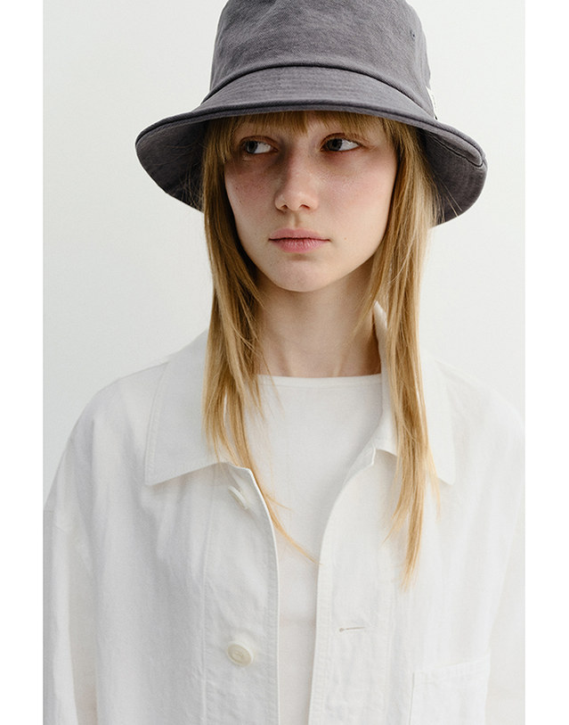 던스트 ADVENTURE BUCKET HAT CHARCOAL GREY_M_UDHE6E102CG 그레이 착용컷