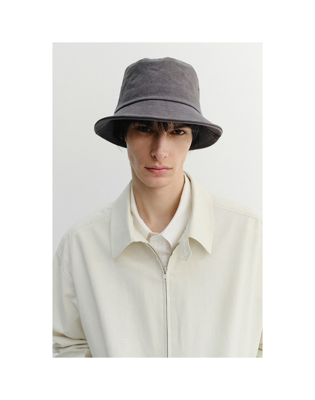던스트 ADVENTURE BUCKET HAT CHARCOAL GREY_M_UDHE6E102CG 그레이 착용컷