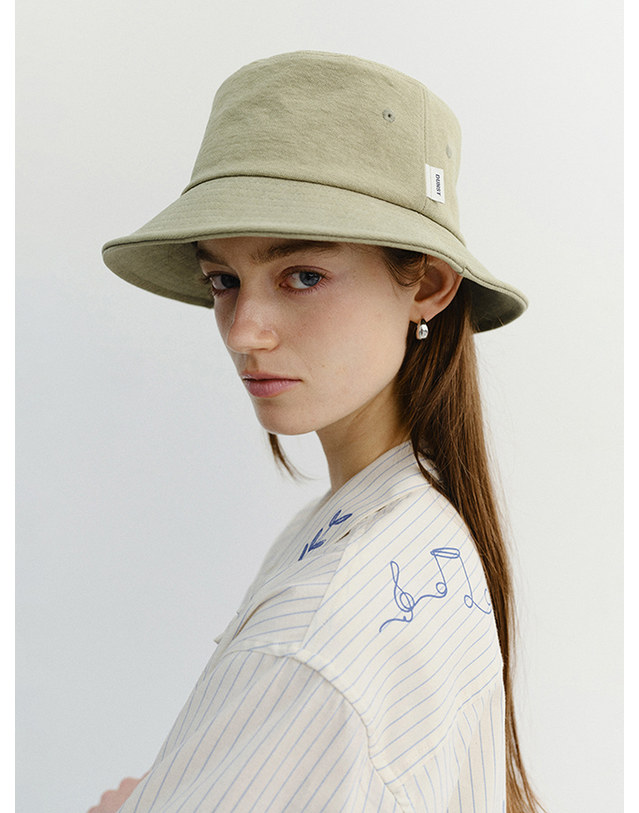 던스트 ADVENTURE BUCKET HAT OLIVE KHAKI_UDHE6E102K1 그린 착용컷
