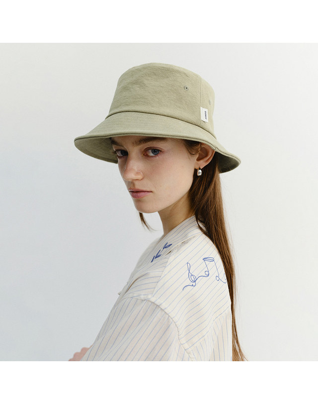 던스트 ADVENTURE BUCKET HAT OLIVE KHAKI_UDHE6E102K1 그린 착용컷