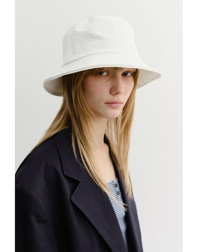 던스트 ADVENTURE BUCKET HAT WHITE_UDHE6E102WT 흰색 착용컷