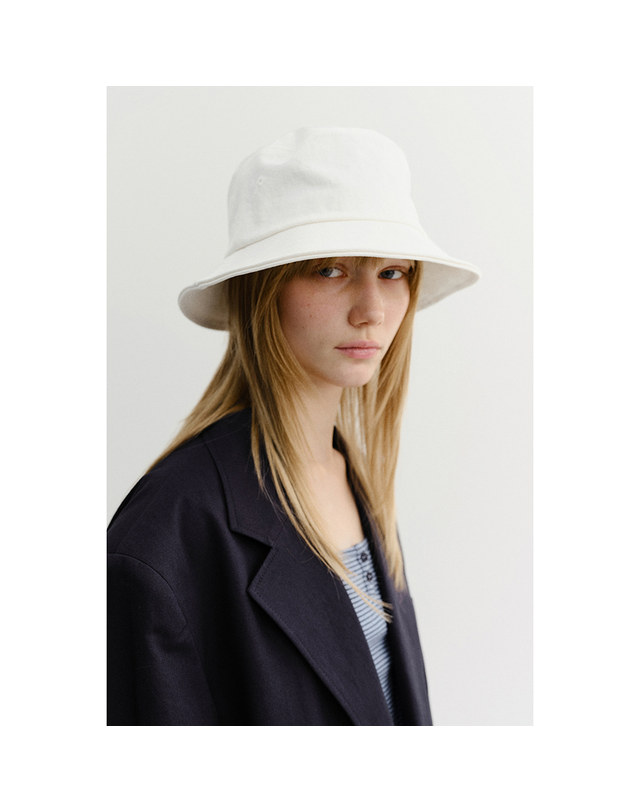 던스트 ADVENTURE BUCKET HAT WHITE_UDHE6E102WT 흰색 착용컷
