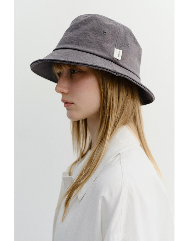 던스트 ADVENTURE BUCKET HAT CHARCOAL GREY_UDHE6E102CG 그레이 착용컷