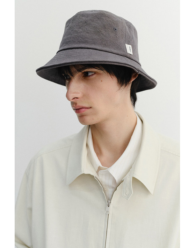 던스트 ADVENTURE BUCKET HAT CHARCOAL GREY_UDHE6E102CG 그레이 착용컷
