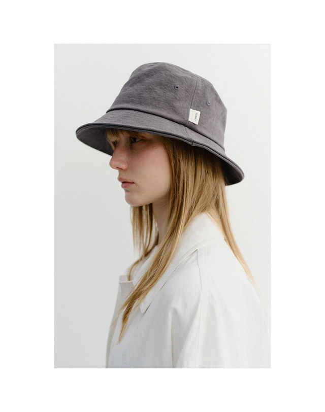 던스트 ADVENTURE BUCKET HAT CHARCOAL GREY_UDHE6E102CG 그레이 착용컷