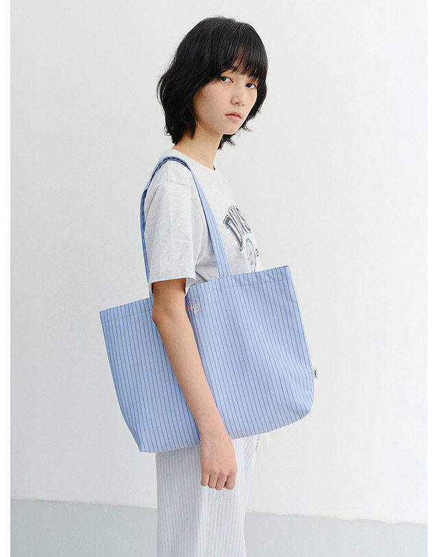 던스트 STRIPE EASY SHOPPER BLUE STRIPE_M_UDBA6E213B1 블루 착용컷
