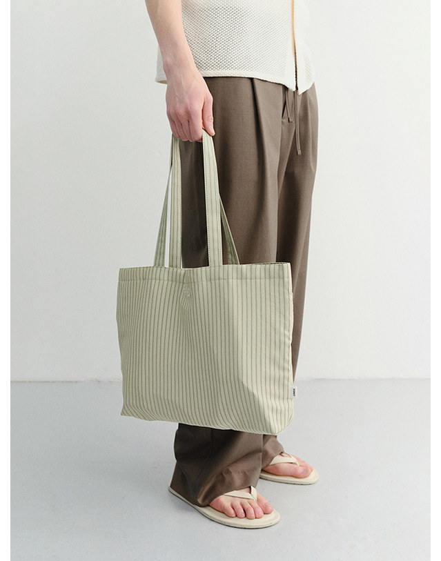 던스트 STRIPE EASY SHOPPER OLIVE STRIPE_M_UDBA6E213K1 그린 착용컷
