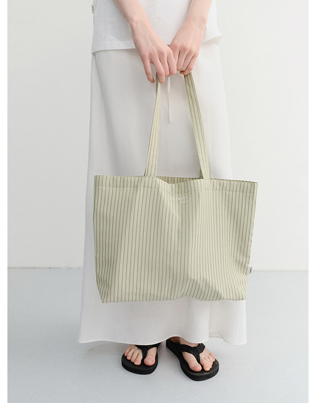 던스트 STRIPE EASY SHOPPER OLIVE STRIPE_UDBA6E213K1 그린 착용컷