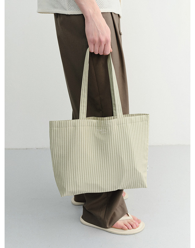 던스트 STRIPE EASY SHOPPER OLIVE STRIPE_UDBA6E213K1 그린 착용컷