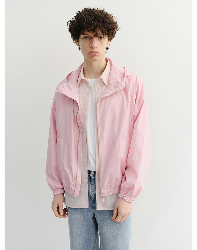 던스트 UNISEX SUMMER BREEZE WINDBREAKER SOFT PINK_M_UDJU6B123P1 핑크 착용컷