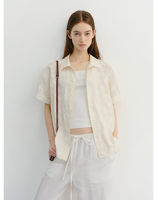 던스트 UNISEX HOLIDAY JACQUARD SHIRT CREAM JACQUARD_M_UDSH6B122IV 아이보리 착용컷