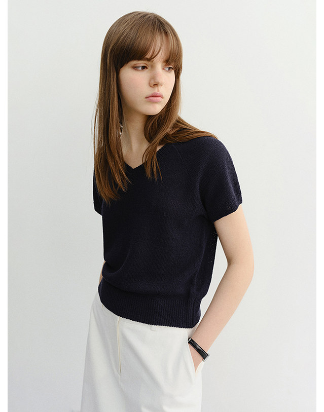 던스트 SUMMER LINEN V-NECK KNIT NAVY_UDSW6B233N2 네이비 착용컷