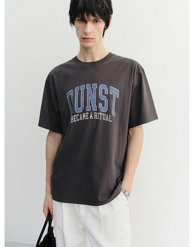 던스트 UNISEX VINTAGE ARCH LOGO T-SHIRT CHARCOAL GREY_UDTS6B145CG 그레이 착용컷