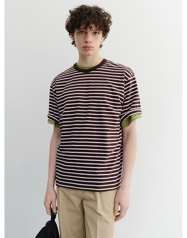 던스트 UNISEX STRIPED T-SHIRT BROWN PINK_UDTS6B126W2 브라운 착용컷
