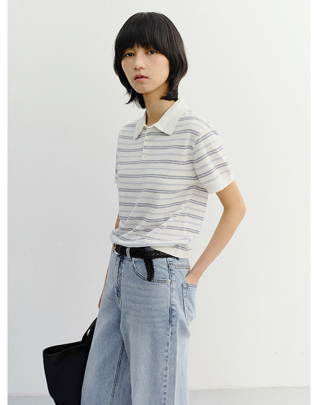 던스트 UNISEX STRIPED POLO KNIT WHITE SOFT BLUE_UDSW6B127IV 아이보리 착용컷