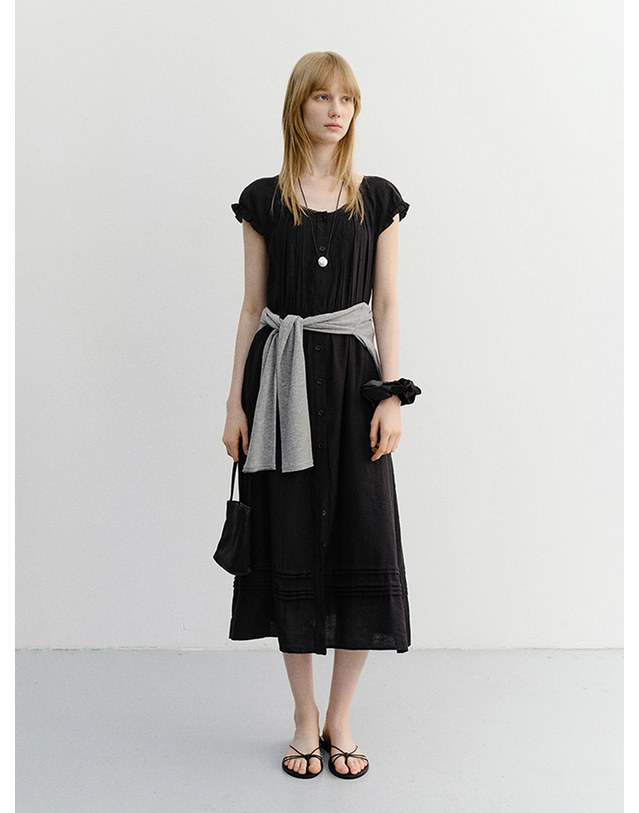 던스트 SLEEVELESS SHIRRING DRESS BLACK_UDDR6B223BK 블랙 착용컷
