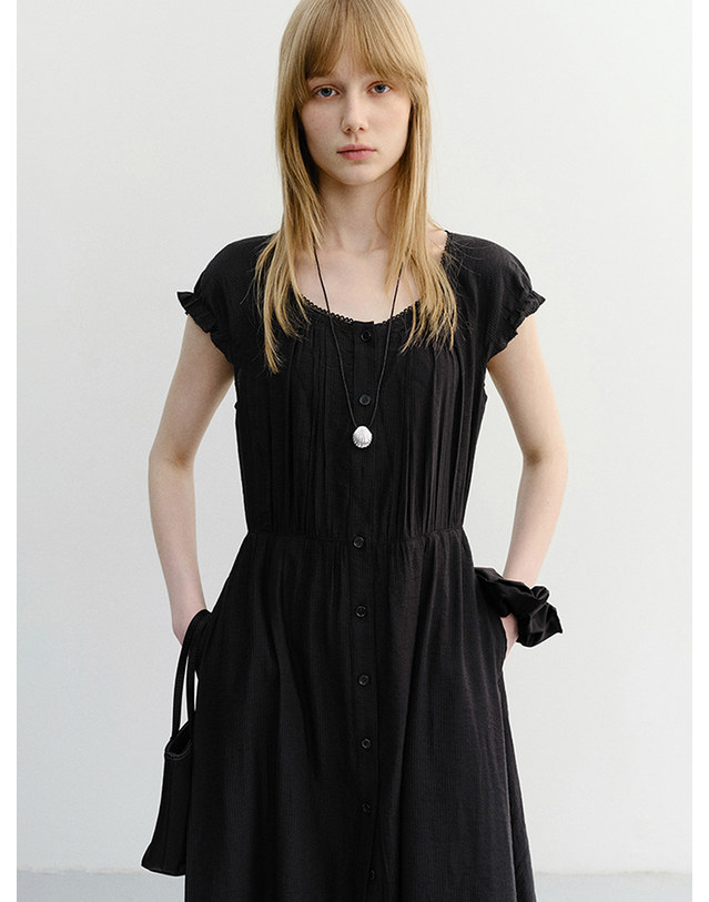 던스트 SLEEVELESS SHIRRING DRESS BLACK_UDDR6B223BK 블랙 착용컷