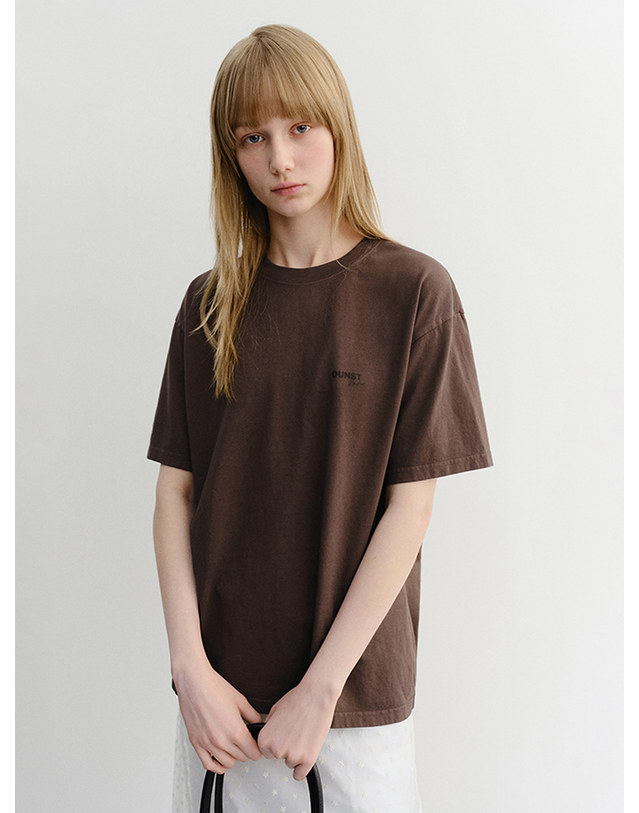던스트 UNISEX GARMENT DYED T-SHIRT BROWN_UDTS6B146W2 브라운 착용컷